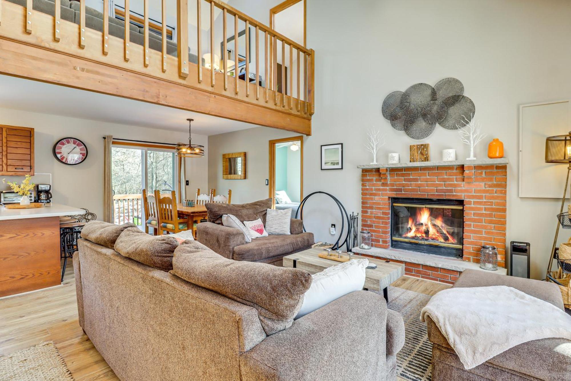 Poconos Home With Private Spa And Fire Pit Long Pond Ngoại thất bức ảnh