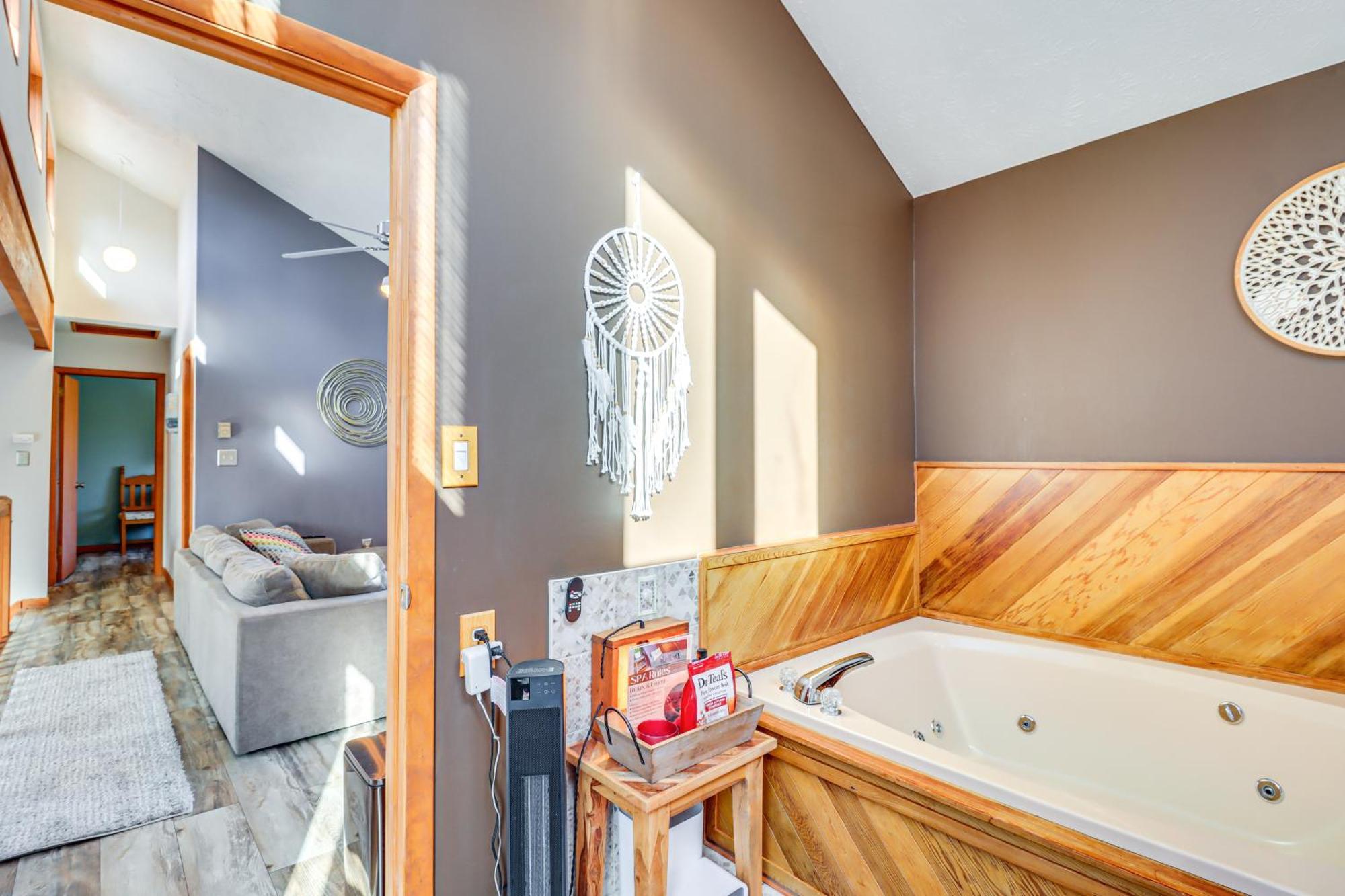 Poconos Home With Private Spa And Fire Pit Long Pond Ngoại thất bức ảnh